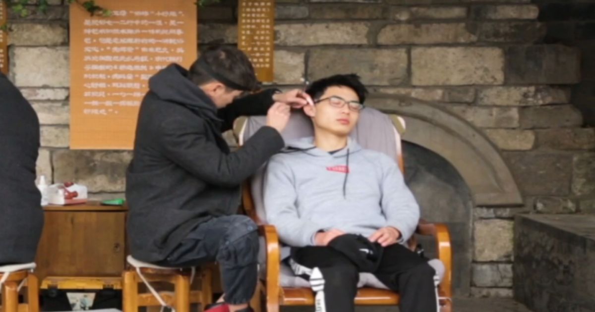 ▲在中國西南部四川省成都市的街頭，處處可見「掏耳人」使用各種工具為客人服務的身影，而這正是當地獨特文化景緻「掏耳朵」。  (圖|翻攝自影片)