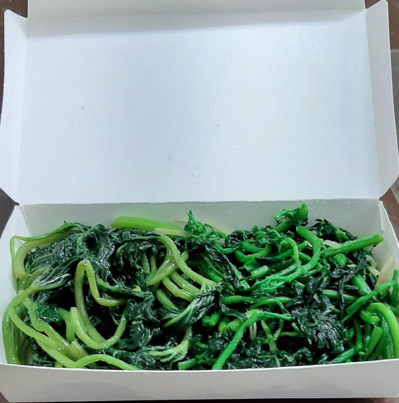 ▲原PO在自助餐店夾了滿滿一大盒青菜,竟然只要10元。(圖/翻攝自《爆廢1公社》)