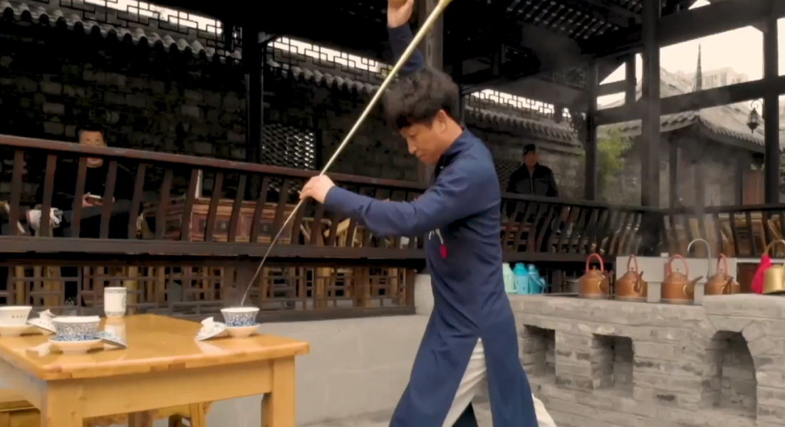 ▲走在四川街道上，時不時會看見一旁茶館裡，茶藝師操弄著長嘴銅壺將熱水注入茶杯的奇妙景象，而這正是此地獨特的茶藝文化。  (圖|翻攝自影片)