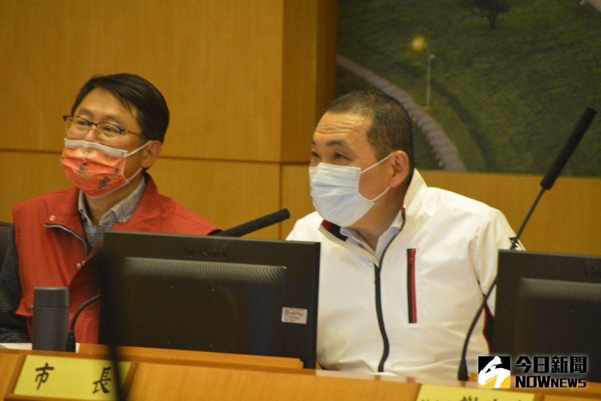 ▲新北市長侯友宜向所有第一線的醫護同仁喊話，踴躍施打AZ疫苗，保護自己外，也保護他人。（圖／記者陳志仁攝，2021.03.24）