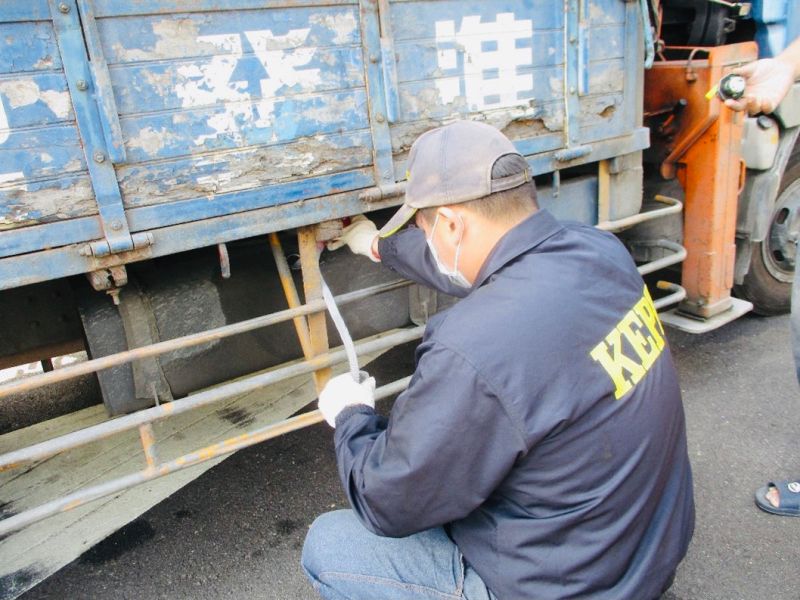 ▲環保局進行柴油車油品稽查作業。（圖／高市府環保局提供）