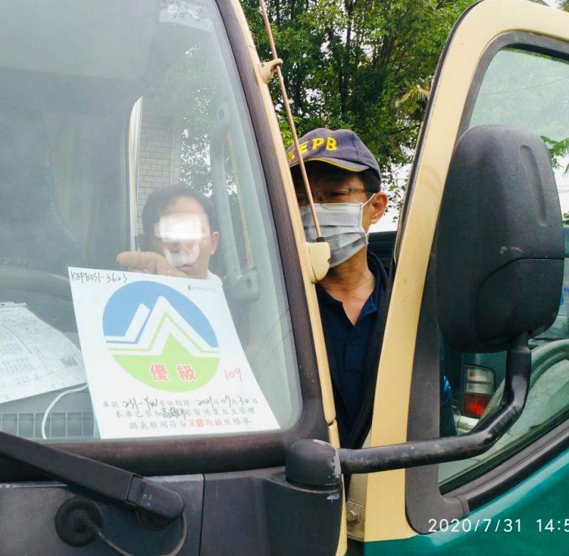 ▲柴油車取得符合排放標準之自主管理標章。(圖/高市府環保局提供)