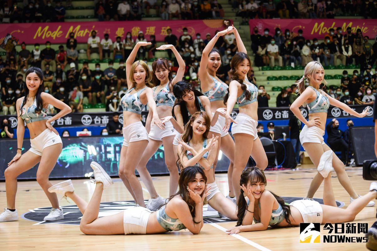 ▲Formosa Sexy限定造型放送鉛筆腿。（圖／記者陳明安攝）