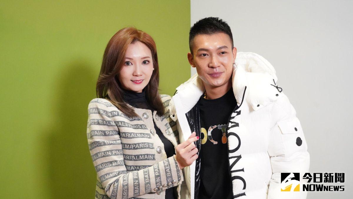 ▲邱薇而（左）、鳳梨互加LINE好友。（圖／記者陳明安攝）