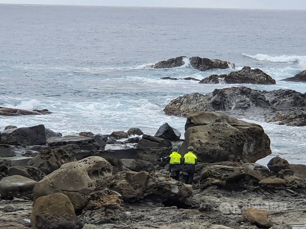 ▲ 台東志航基地2架F-5E戰鬥機22日下午在屏東牡丹鄉旭海海域上空擦撞墜海，飛官潘穎諄失蹤，軍方24日表示，沒有72小時黃金時刻，仍持續24小時搜尋。中央社記者郭芷瑄攝 110年3月24日