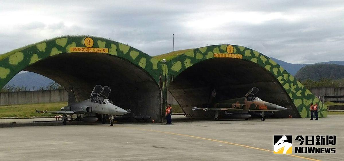 ▲台東志航基地驚傳有戰機在外海光點消失，飛行員跳傘目前正待搜救。中央氣象局表示，今天上午台東外海有些降雨回波出現，但雨勢及沿海風浪都不大。(圖／《NOWnews》資料照片)