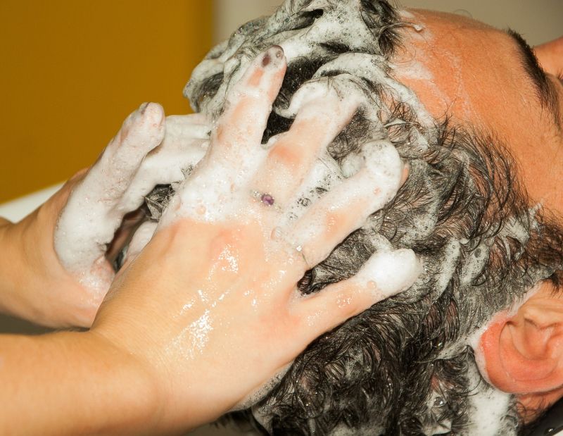 ▲皮膚科醫師張佳穎在臉書表示，病菌有可能透過飛沫或接觸而停留在頭髮上，她並傳授「返家消毒8流程」，提醒大家「沒出門還是要洗頭！」（示意圖／翻攝自Pixabay）
