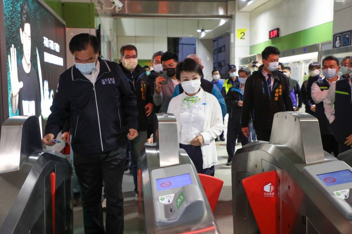 ▲台中捷運今免費試營運，市長盧秀燕一早到北屯總站，搭乘6點首班車前往市府上班(圖／柳榮俊攝2021.3.25)