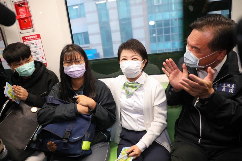 ▲台中捷運今免費試營運,市長盧秀燕一早到北屯總站,搭乘6點首班車前往市府上班(圖/柳榮俊攝2021.3.25)