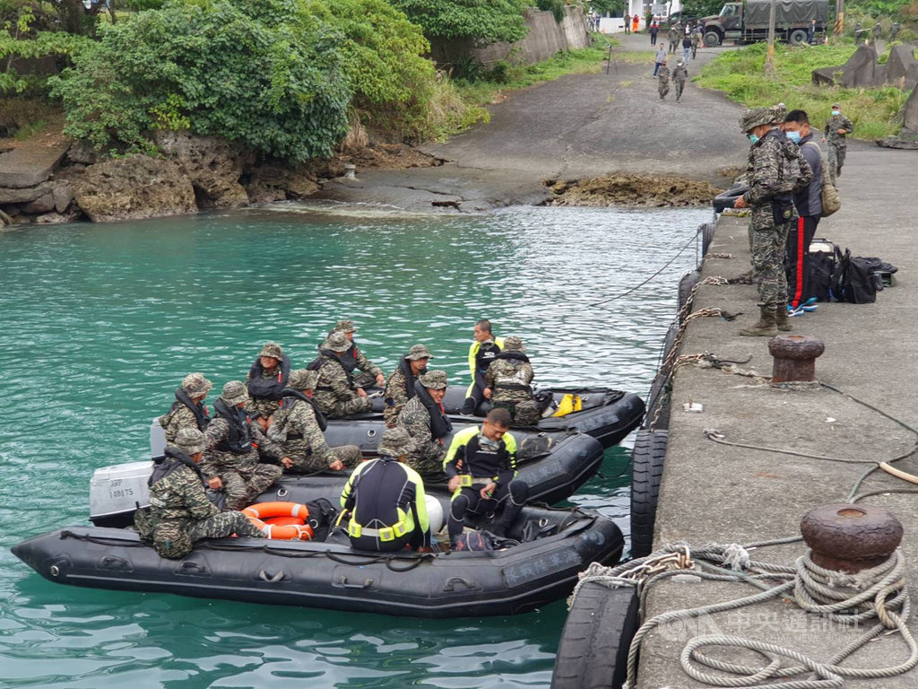 ▲F-5E戰鬥機飛官潘穎諄失蹤，25日進入第4天搜救，軍方將在天氣許可下首度水下搜索。（圖／中央社）