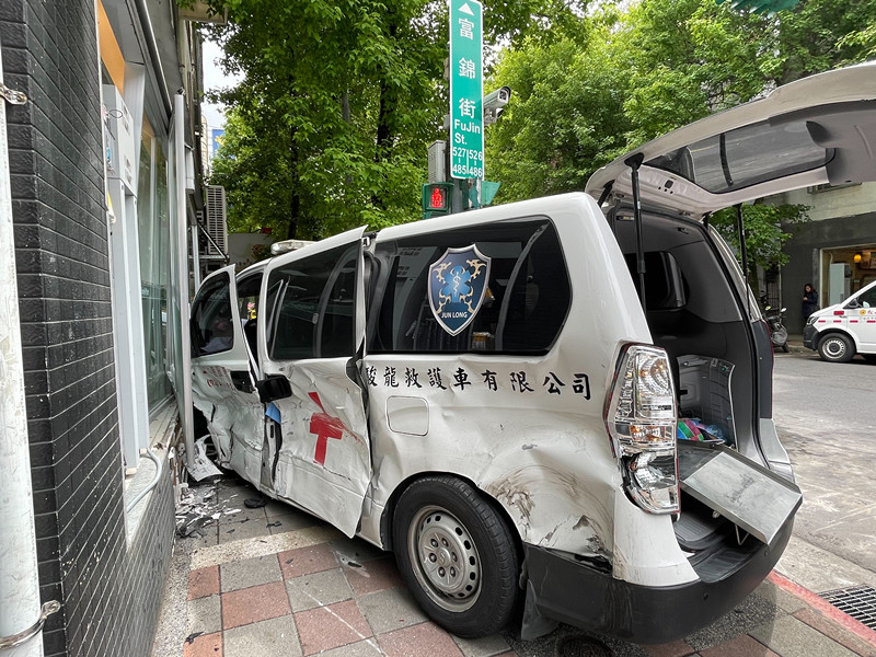 ▲台北市區上午發生救護車執勤中，遭轎車撞擊的車禍。（圖／NOWnews）