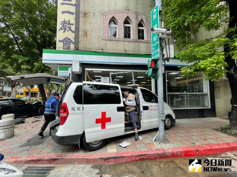 ▲台北市鬧區救護車執勤遭車禍撞擊，病患緊急送醫。（圖／NOWnews）