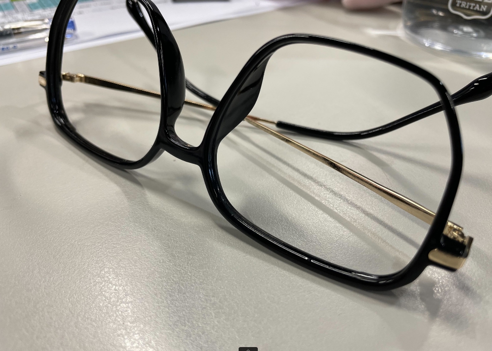 ▲不少人長期使用3C產品造成眼睛近視，眼鏡的選購與保養也成為現代人的煩惱，日前就有網友因為利用洗碗精清洗眼鏡發生紅腫現象而不解，文章掀起內行討論。（圖／NOWnews資料照）