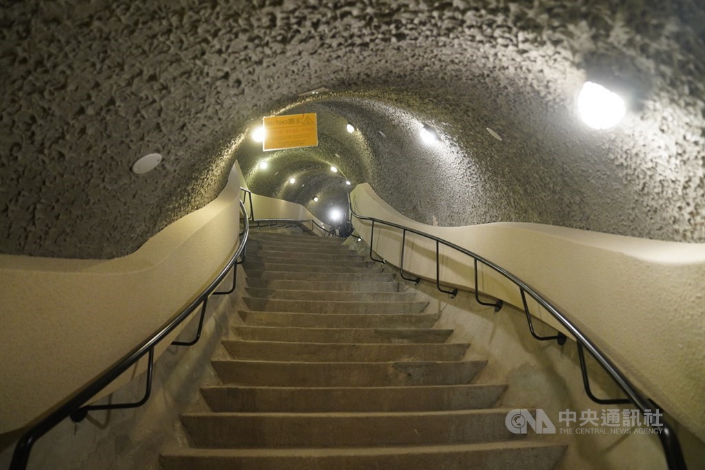 ▲圓山大飯店近幾年致力活化寶貴的文化資產，並整修逾50年來帶著權貴、階級與神秘色彩的密道，25日對外公開東密道，密道特意設計迂迴彎曲，是為避開追兵及直線前進的子彈。（圖/中央社）