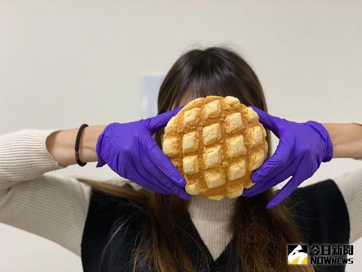 ▲全聯推出比一般菠蘿麵包增量70％、體積增加2.3倍的「淺草大菠蘿麵包」。（圖／記者劉雅文拍攝）