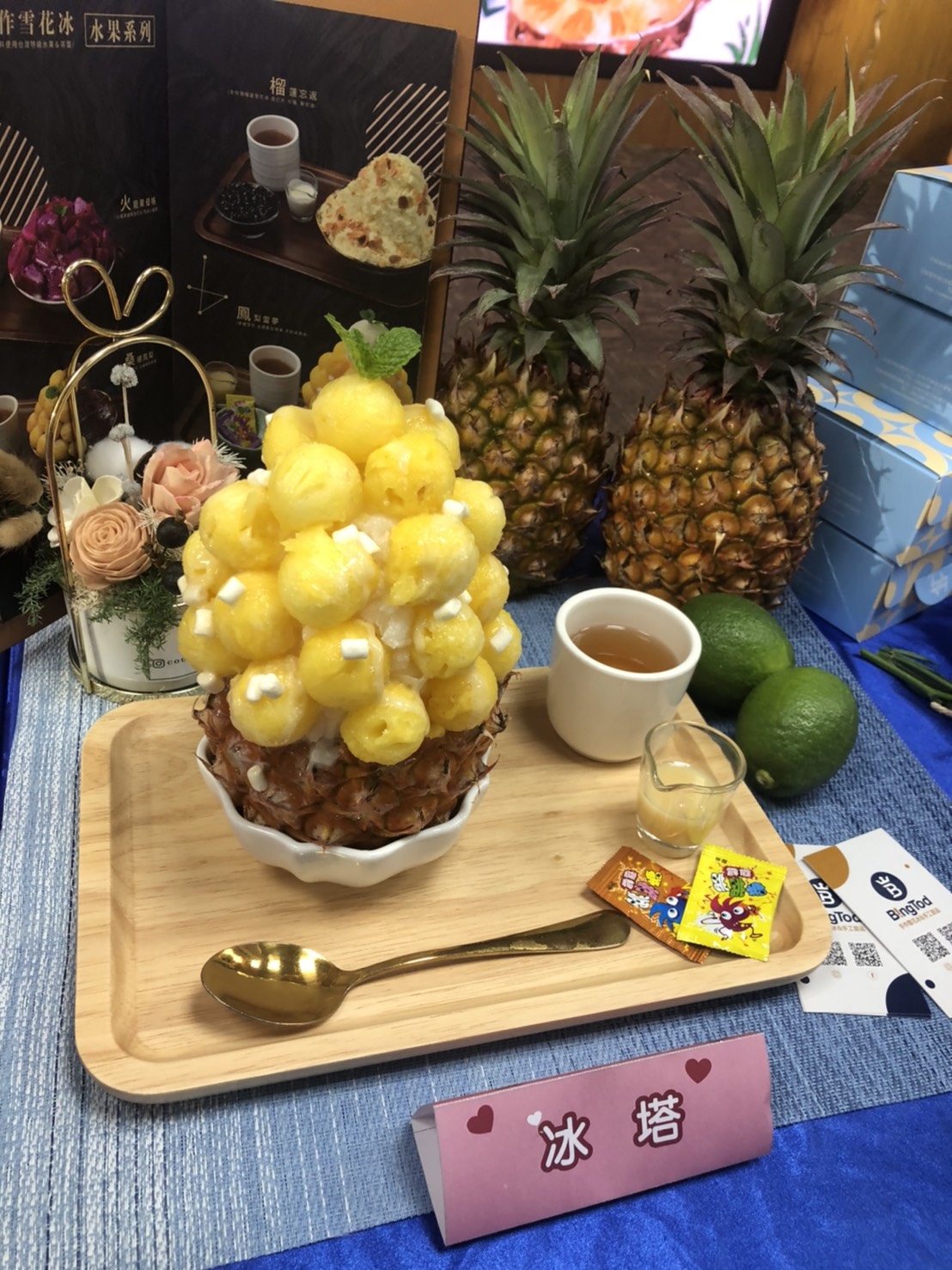 ▲鳳梨盅堆疊鳳梨冰淇淋成塔，頓間成為吸睛
焦點（圖／記者林怡孜攝，2021,03,25）