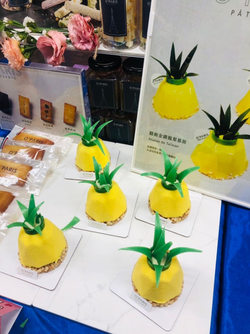 ▲鳳梨形狀的慕斯蛋糕,葉子由巧克力製作,整顆都可食用(圖/記者林怡孜攝,2021,03,25)