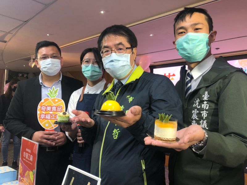 ▲黃偉哲手捧鳳梨甜點,歡迎大家來台南輕旅行,品嘗美味鳳梨(圖/者林怡孜摄,2021,03,25)