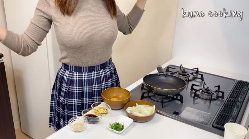 ▲《くまクッキング》示範製作親子丼。(圖/くまクッキングYouTube)