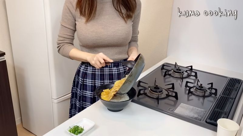 ▲《くまクッキング》示範製作親子丼。（圖／くまクッキングYouTube）