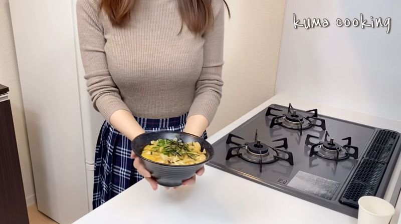 ▲《くまクッキング》示範製作親子丼。（圖／くまクッキングYouTube）