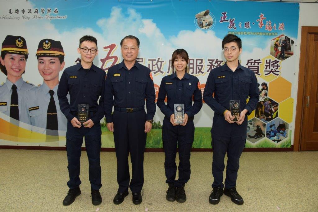 ▲高市警局長黃明昭(左二)除公開表揚警政署「受理民眾報案服務態度績優人員」得獎人外，也在市警局週報視訊會議時別開生面，請得獎同仁作心得分享。（圖／高市警局提供）