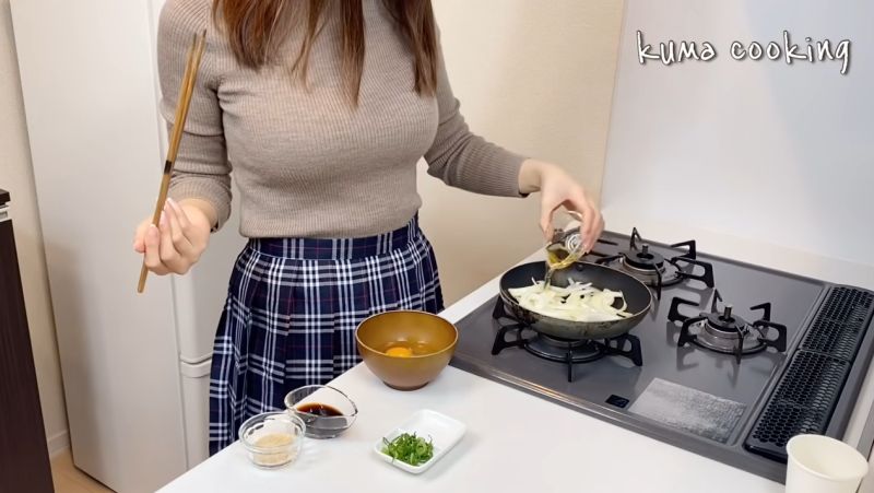 ▲《くまクッキング》示範製作親子丼。(圖/くまクッキングYouTube)