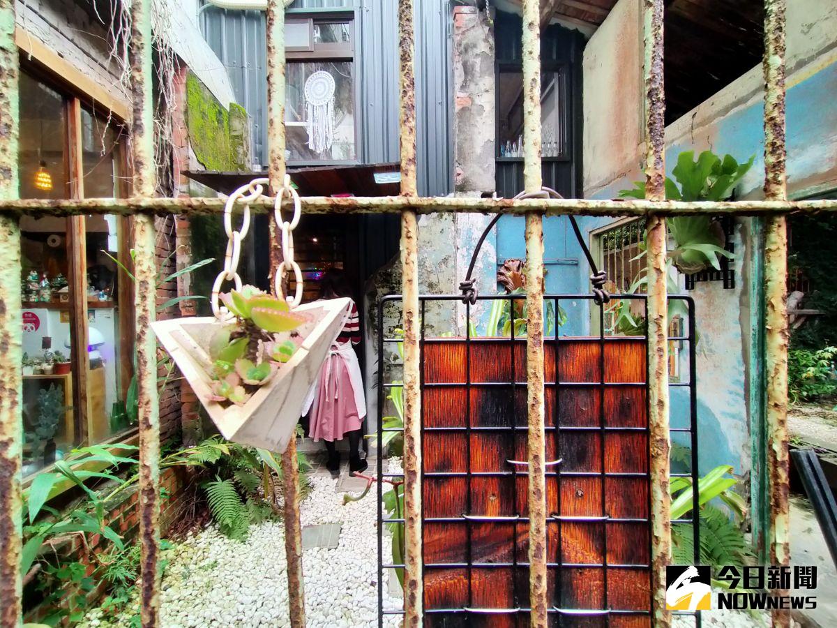 ▲在探訪全台十處眷村過程中，師生團隊發現紅、藍、綠、黑等顏色，往往出現在大門、牆面、窗框、屋瓦等建築物。（圖／記者李春台攝，2021.03.25）