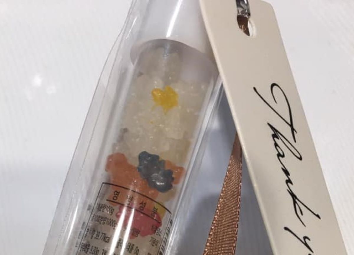 ▲有位人妻參加婚宴時，收到一整瓶香香豆當作禮物，但卻友人告知她真相後，就讓她臉綠直呼「好尷尬！」（圖／翻攝爆怨公社臉書）