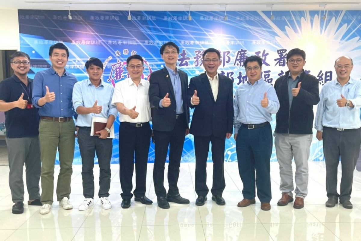 ▲中鋼委託中山大學辦理新進人員招考，為嚴防舞弊情事，由副校長黃義佑(右4)率產學長林哲信(右3)、教務長林伯樵(右2)，到法務部廉政署南部地區調查組拜會組長黃元冠(左五)，共同研商各種防弊策略與措施。(圖／中山大學提供)