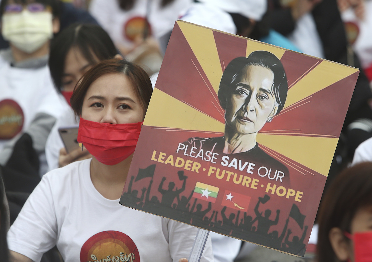 ▲緬甸前領導人翁山蘇姬（Aung San Suu Kyi）目前正在首都奈比多受審，而律師團隊表示，她又在第2大城市瓦城（Mandalay）一處法院額外面臨4項指控。圖為翁山蘇姬支持者示威資料照。（圖／美聯社／達志影像）