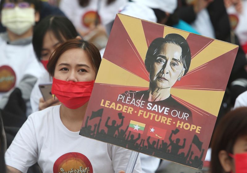 ▲緬甸前領導人翁山蘇姬（Aung San Suu Kyi）目前正在首都奈比多受審，而律師團隊表示，她又在第2大城市瓦城（Mandalay）一處法院額外面臨4項指控。圖為翁山蘇姬支持者示威資料照。（圖／美聯社／達志影像）