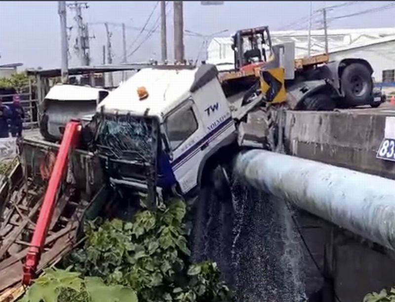 台17線永翔路口半聯結車及大貨車對撞　水管受損停水
