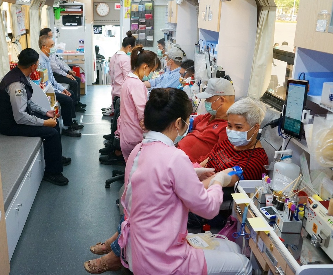 ▲台灣中油石化事業部號召員眷挽袖捐血。(圖／記者黃守作攝，2021.03.25)