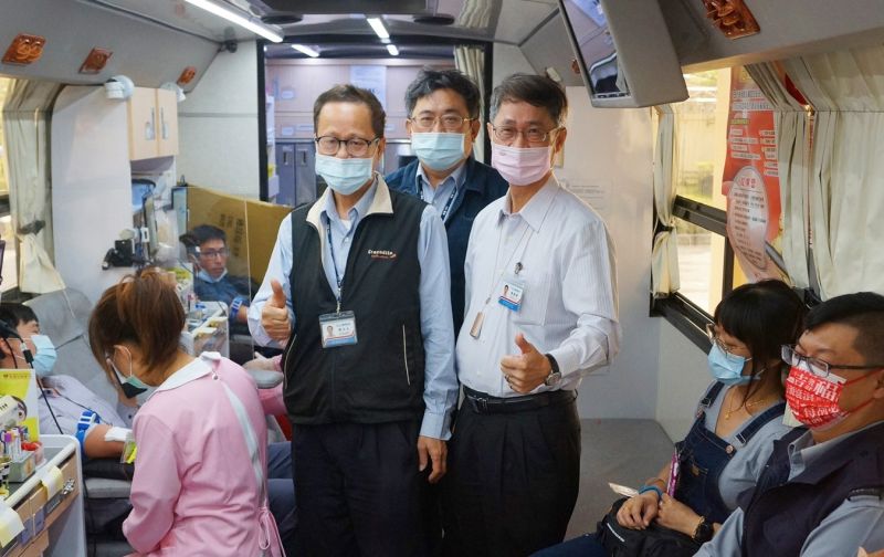 ▲台灣中油石化事業部號召員眷挽袖捐血,執行長陳國棟(右)到捐血車為捐血員眷加油打氣。(圖/記者黃守作攝,2021.03.25)