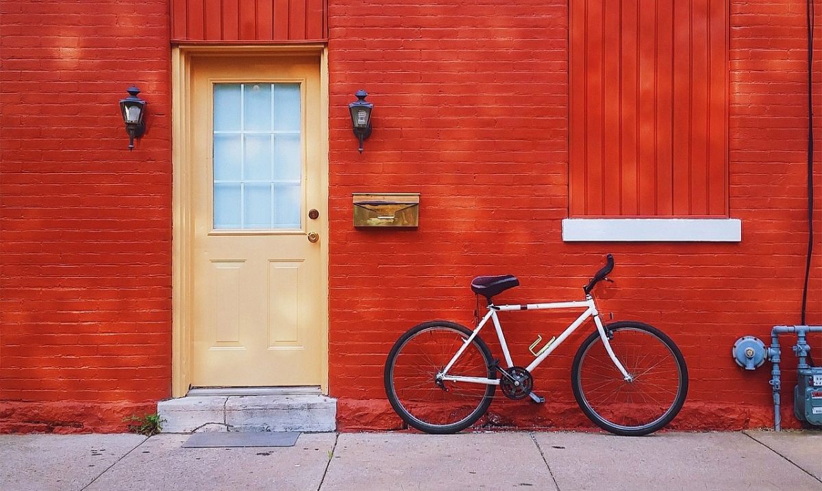 ▲一位女子突然發現自己打不開家中大門，無奈只好爬窗而出。結果門卡住的原因讓她超傻眼。（示意圖／翻攝自pixabay）