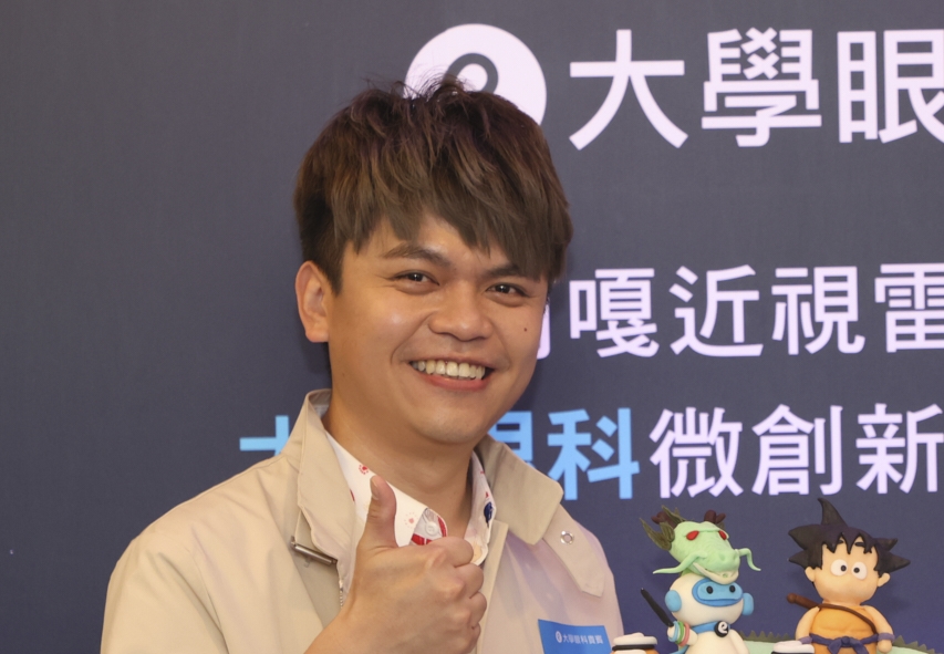 ▲蔡阿嘎突然解雇團隊元老蘿拉，發文看似再次抒發心聲，讓老觀眾感到心疼。（圖／大學眼科提供）