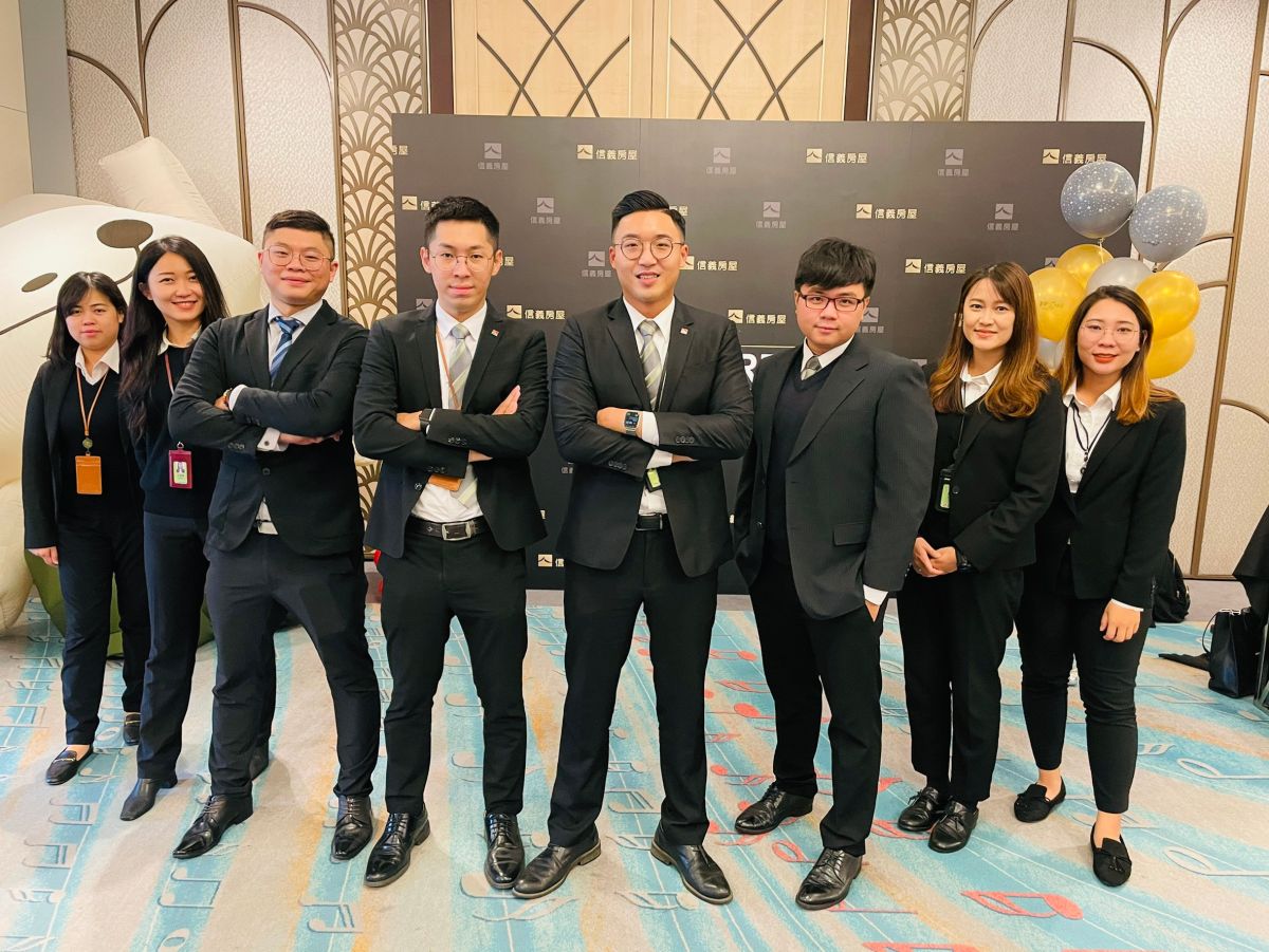 ▲信義房屋高雄楠梓土庫店蔡岳霖店長(右四)善與人溝通，兩年半就當上店長帶領團隊創造佳績。（圖／NOWnews資料照片）