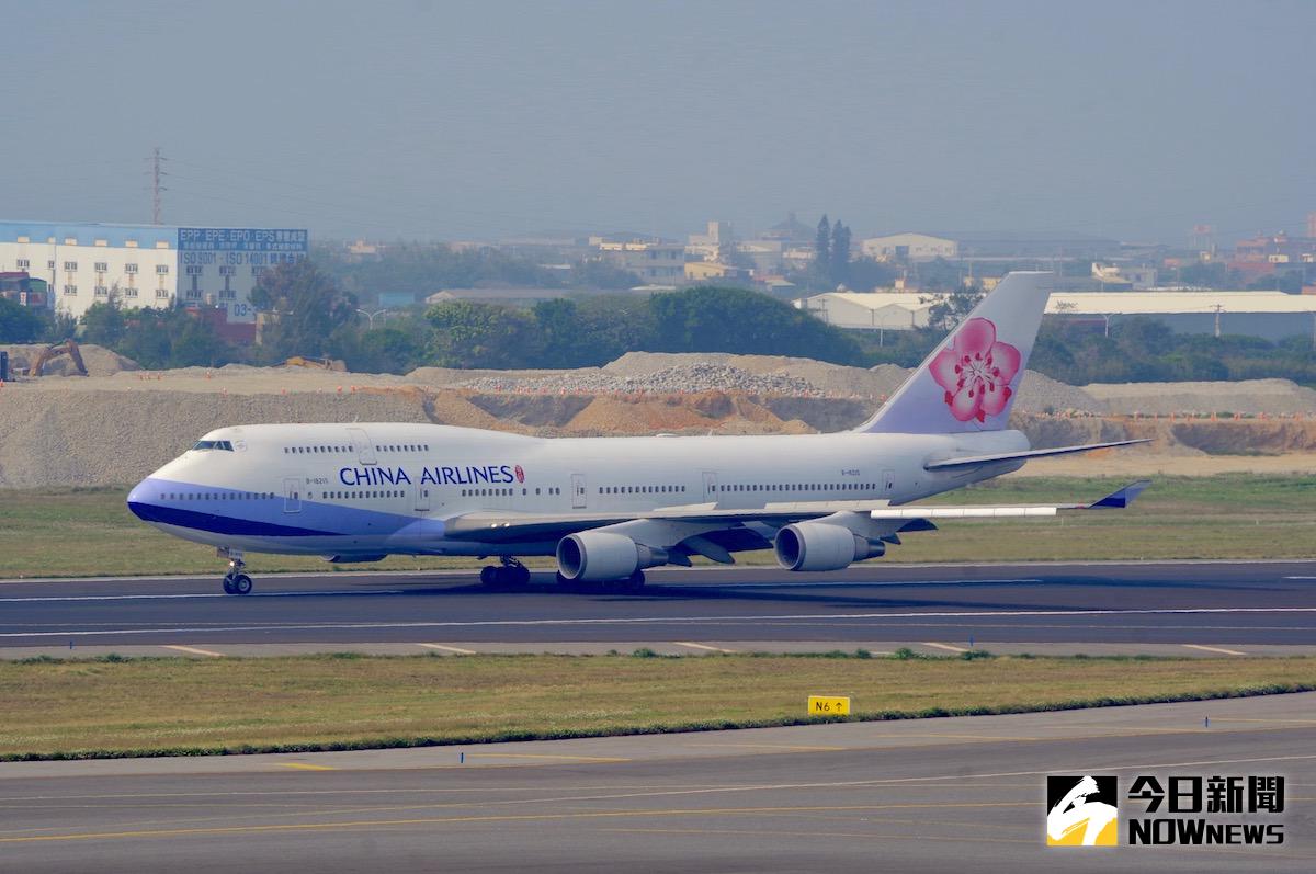 ▲華航機師多人染疫，華航今天表示，已陸續通知無須居家檢疫、未執勤的機師分批進行採檢，從未採檢者優先篩檢，採檢後將直接依機師意願安排接種疫苗。（圖／記者陳致宇攝）