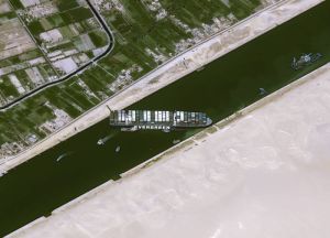 ▲外媒公布的空拍影像，長賜號仍橫向堵在蘇伊士運河通道上，往來船隻都無法通行。（圖／美聯社／達志影像）