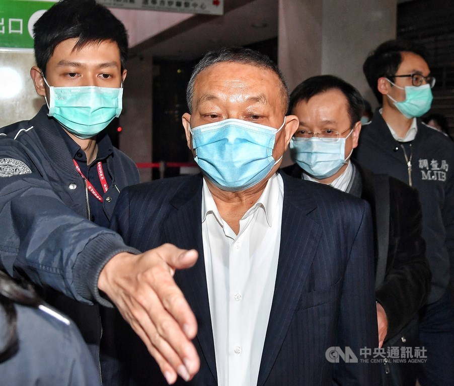 ▲大洋僑果董事長陳清福（前中）等人被控業務侵占及逃漏稅約2億5000萬元。檢察官25日訊後諭令陳男200萬元交保，因深夜無法籌足保金，改180萬元交保。（中央社檔案照片）