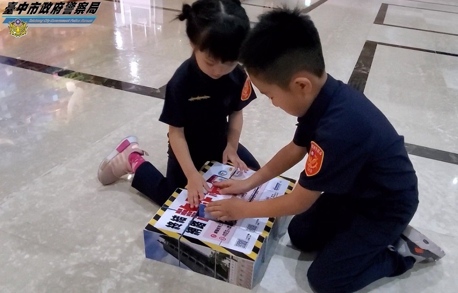 ▲中警新創「六面立體拼圖」宣導道具，可快拼快答與民眾互動(圖/記者鄧力軍翻攝)