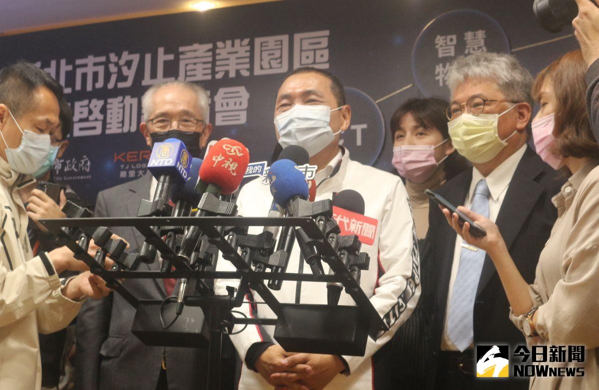 ▲新北市長侯友宜今（26）日受訪時強調，AZ疫苗的施打，難免有部分不良的反應，還是鼓勵第一線的醫護施打。（圖／記者陳志仁攝，2021.03.26）