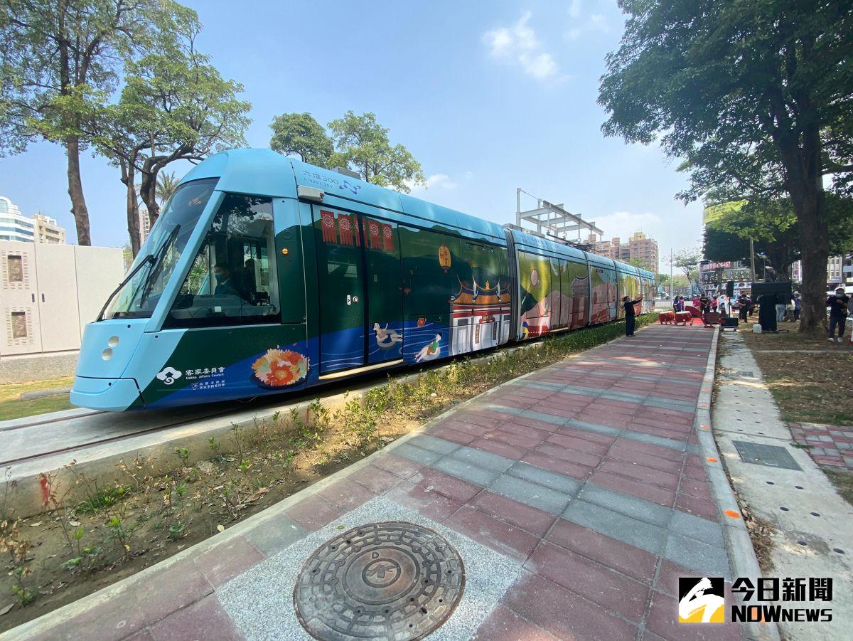 ▲2021年適逢六堆300年，六堆300輕軌彩繪車廂也在今日曝光，自即日起行駛至6月，民眾可隨時捕捉到六堆300彩繪列車的身影。（圖／記者鄭婷襄攝，2021.03.26）