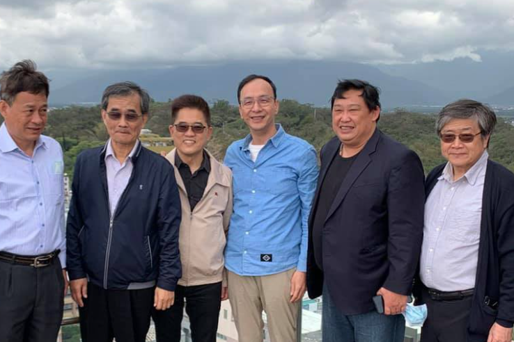 ▲前新北市長朱立倫日前為黨魁選舉暖身，到台東會前後任縣長。（圖／取自朱立倫臉書）