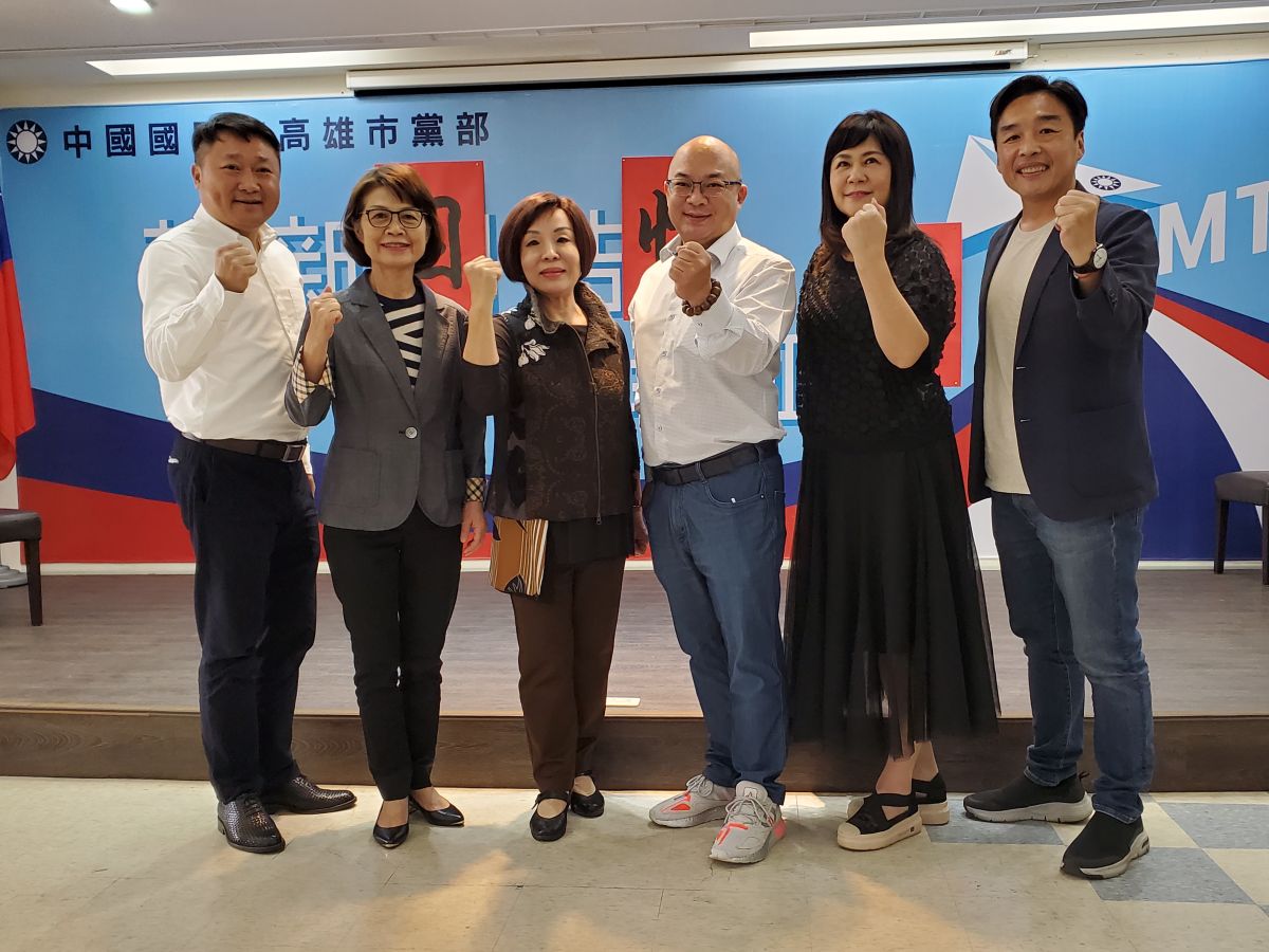 ▲高雄市黨部主委李哲華邀集黨籍議員舉行下會期黨團總召選舉暨黨團運作規則及公約討論，推舉出童燕珍擔任新會期黨團總召，左至右為主委李哲華、議長曾麗燕、新任總召童燕珍、前任總召蔡武宏、副議長陸淑美、副主委曹桓榮。（圖／國民黨高雄市黨部提供）