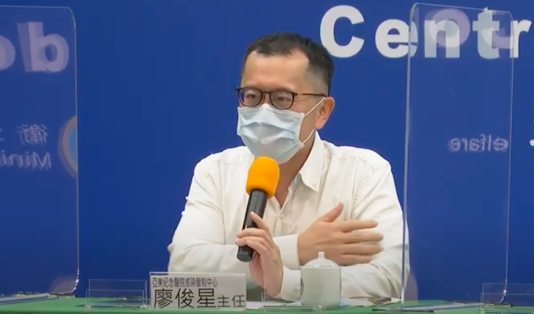 ▲亞東醫院感染管制中心主任廖俊星今（26）日在記者會上還原嚴重不良反應護理師施打始末。（圖／疾管署提供）
