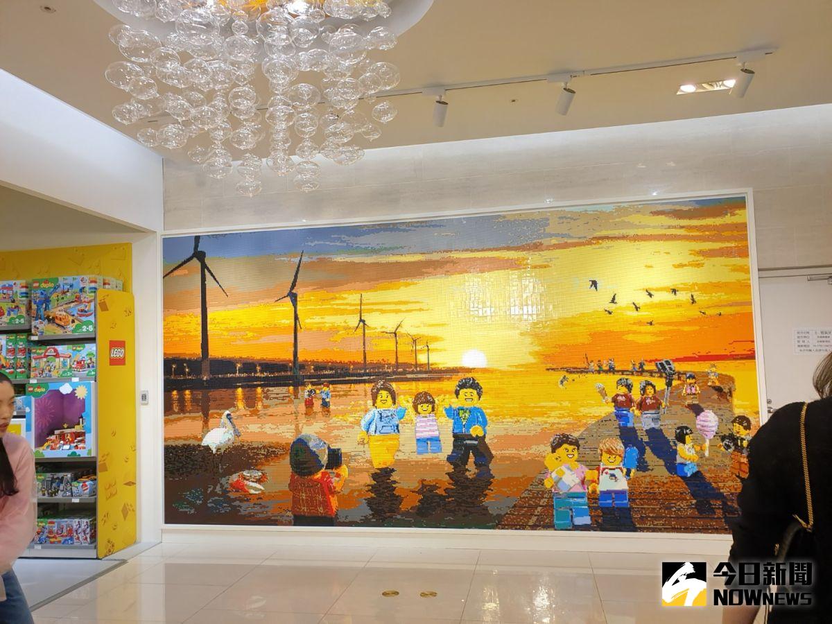 ▲全台第二家樂高授權專賣店插旗台中大遠百，一幅使用20萬顆積木粒打造的高美濕地馬賽克牆，突顯在地化經營精神。（圖／記者金武鳳攝，2021.3.26)
