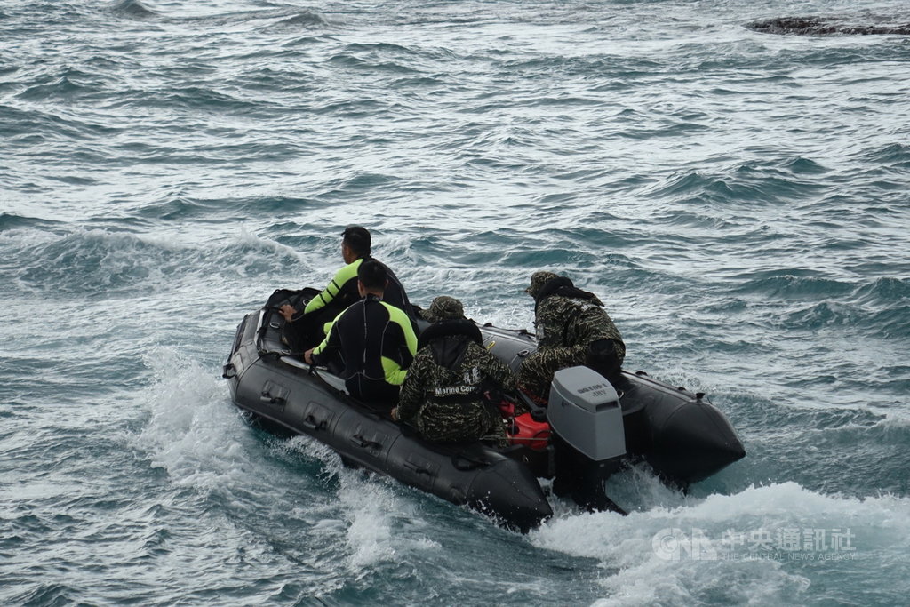▲台東志航基地2架F-5E戰機墜落牡丹鄉旭海海域，搜救失蹤飛官潘穎諄進入第5天，今天天氣轉好，軍方出動13名陸戰隊蛙人在滿州鄉鼻頭角海域水下搜尋，海岸及空搜也持續進行。（圖/中央社）