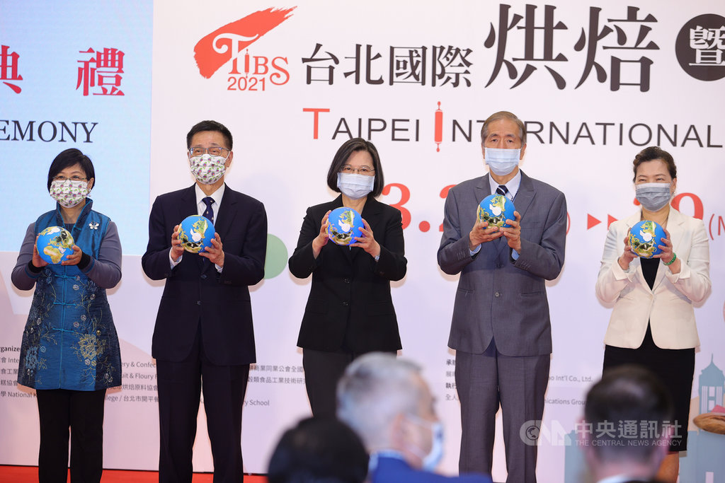 ▲「台北國際烘焙暨設備展開幕典禮」26日在台北南港展覽館1館舉行，總統蔡英文（中）等人出席，開幕典禮以點燈儀式象徵以烘焙溫暖世界，為世界祈福。（圖/中央社）